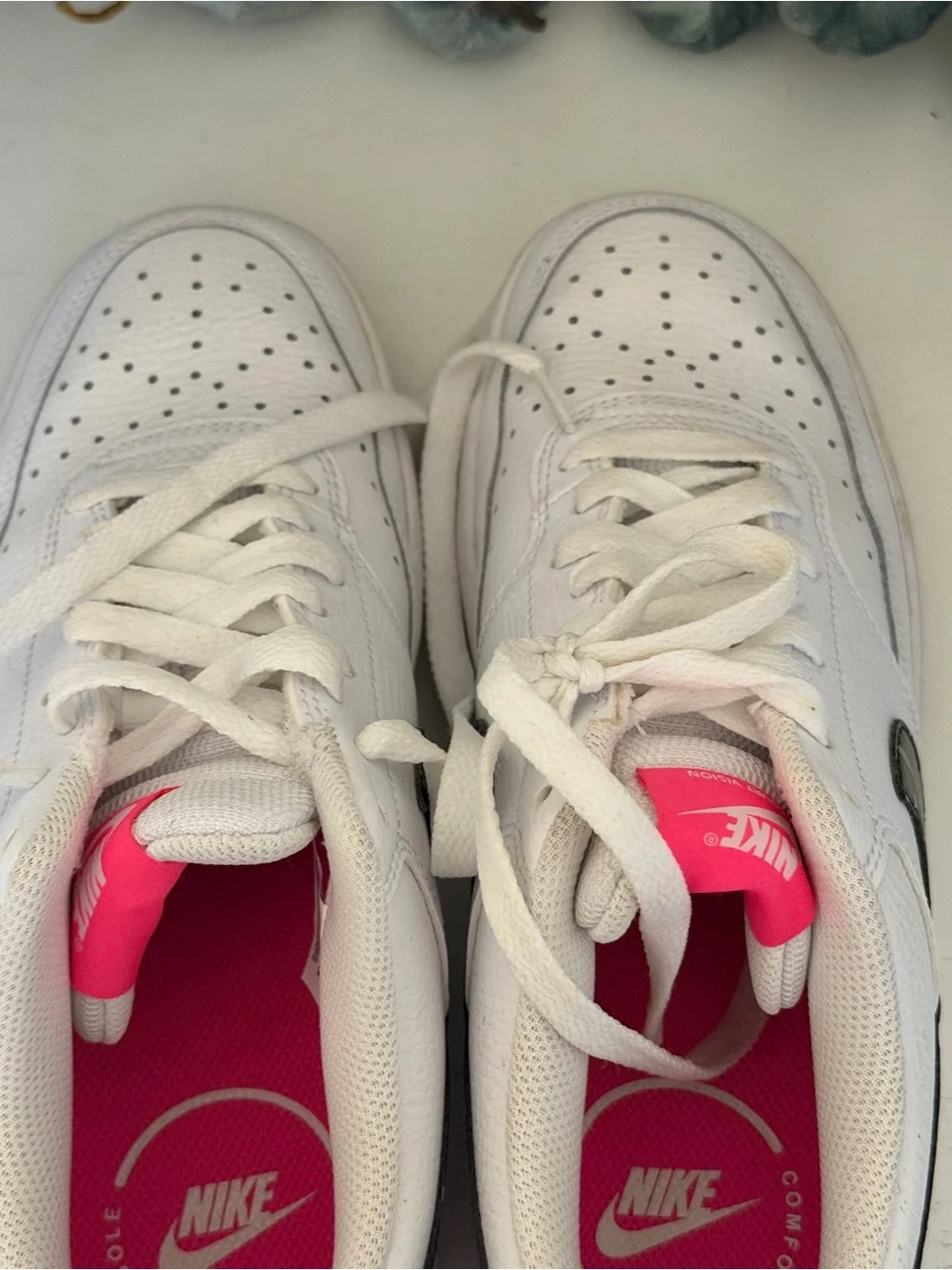 Womens Nike White Low-Top Sneakers w/Black Patterned Swoosh Pink Tongue Size 9